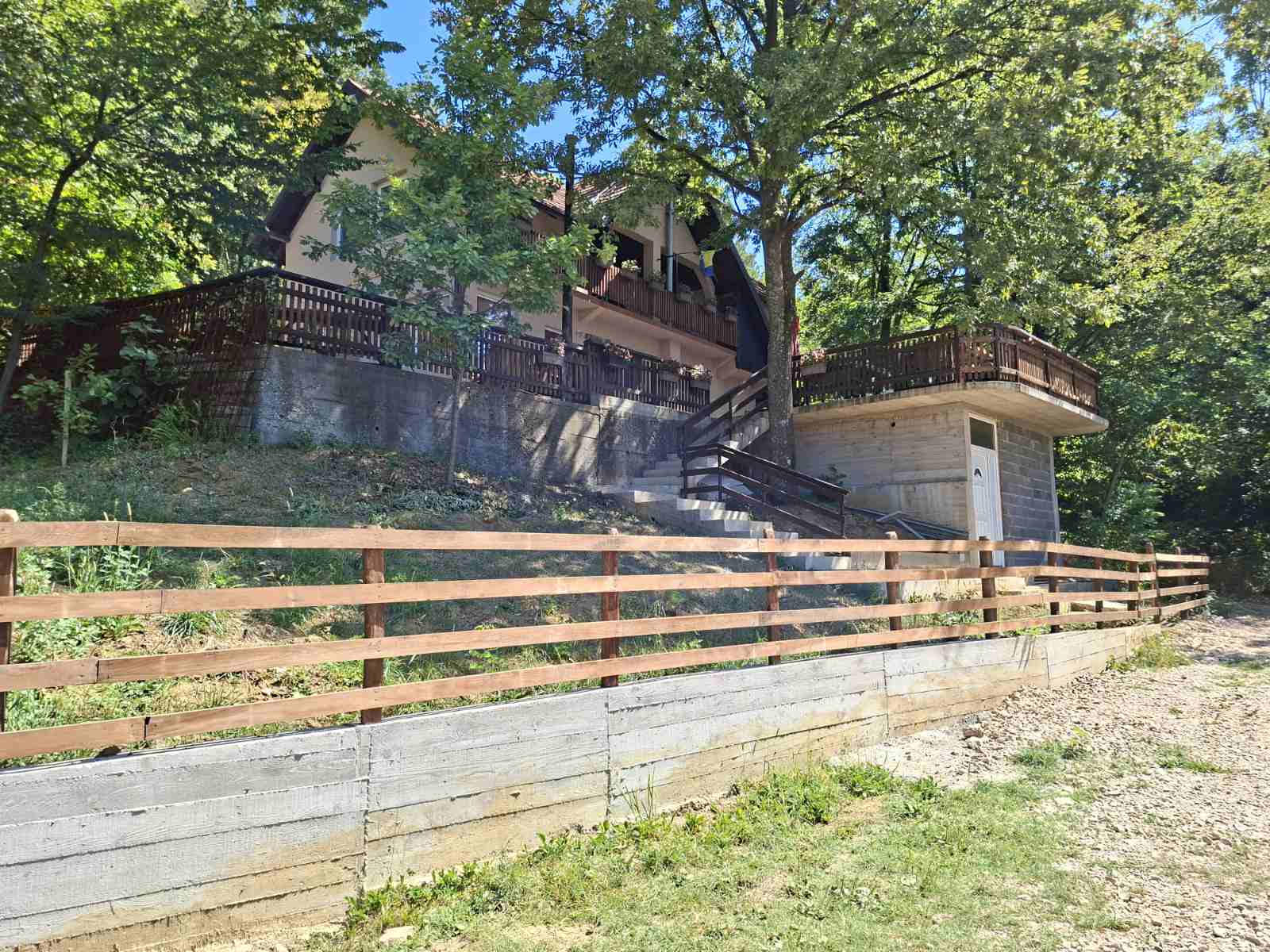 Planinarska kuća Vršani, jugoistočno od Tuzle