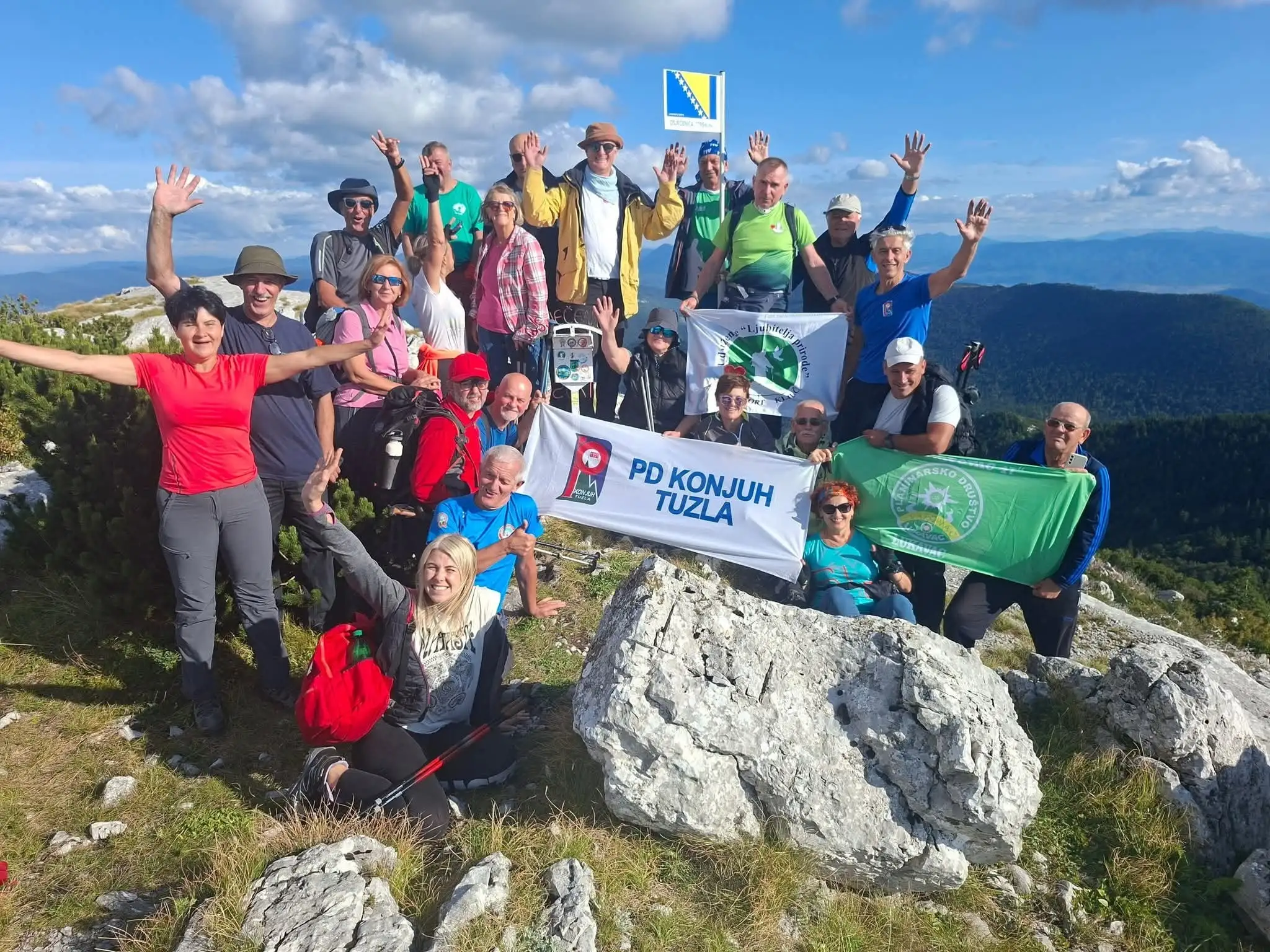 Stara fotografija članova društva na planini