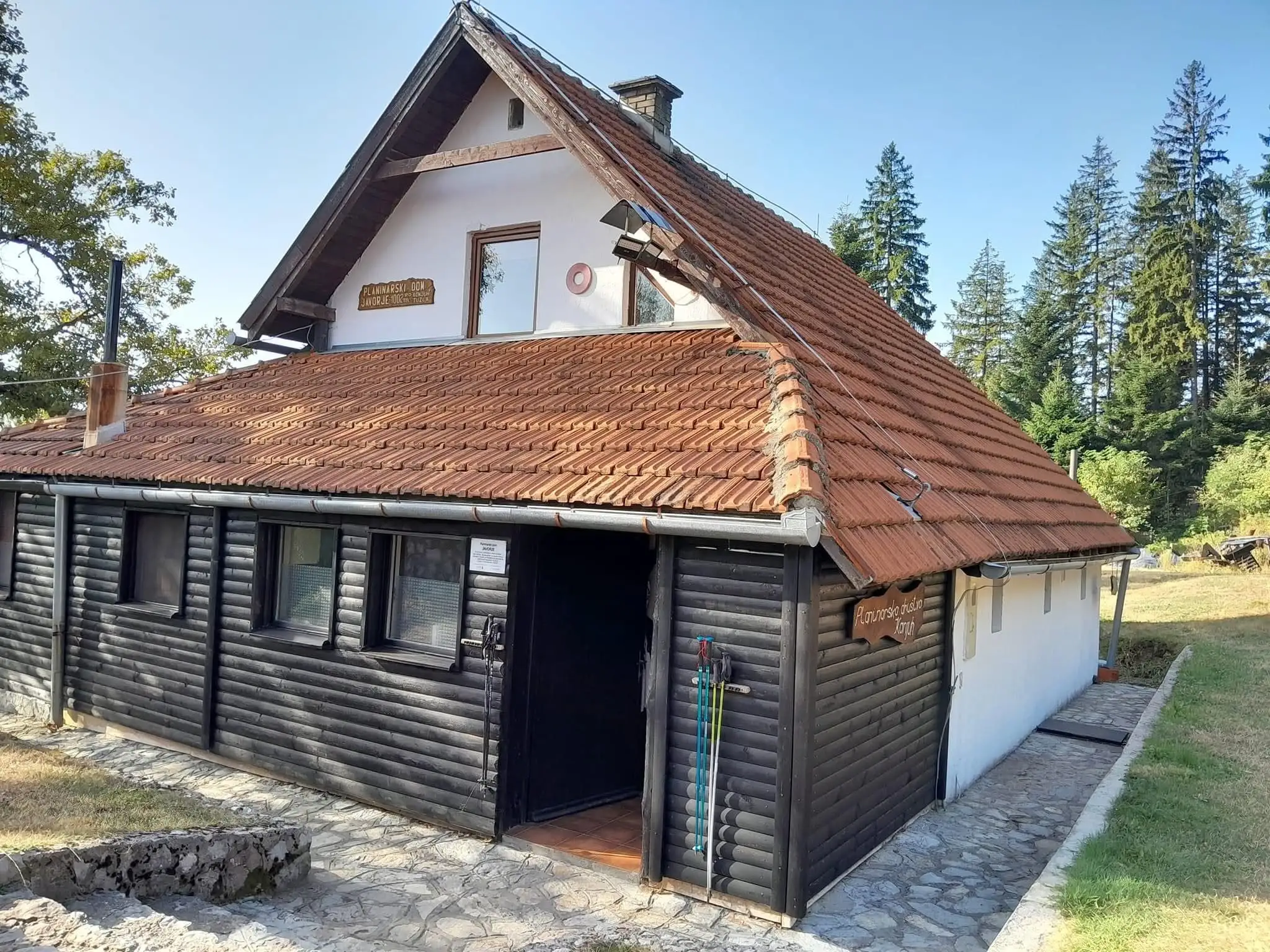 Planinarski dom na Konjuhu u magli