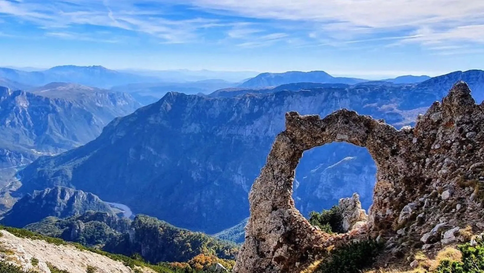 Kameni stupovi Hajdučkih vrata na Čvrsnici